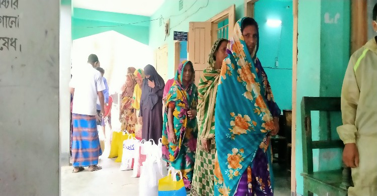নাগরপুরে বন্যার্তদের মাঝে ত্রাণ বিতরণ