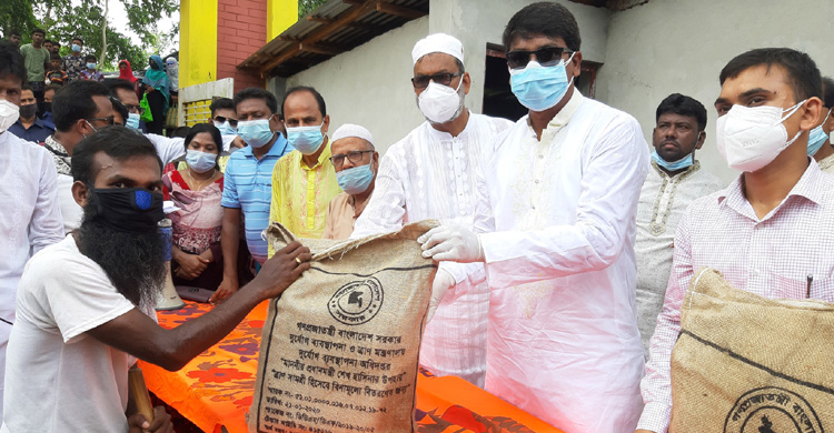 প্রধানমন্ত্রীর মানবিক সহায়তা পৌঁছলেন শিমুল এমপি প্রধানমন্ত্রীর মানবিক সহায়তা পৌঁছলেন শি