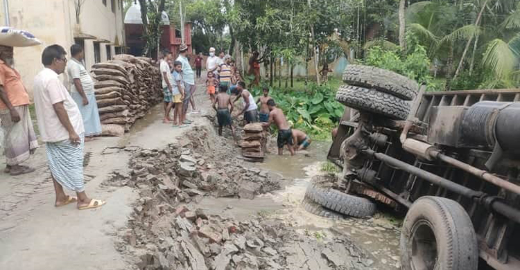 গোপালপুরে বন্যার্তদের ত্রাণ নিয়ে ট্রাক পুকুরে গোপালপুরে বন্যার্তদের ত্রাণ নিয়ে ট্রাক প