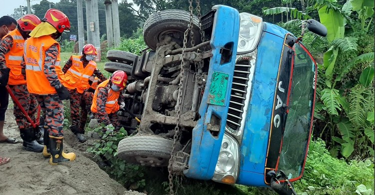 টাঙ্গাইলে ইলিশ ভর্তি কাভার্ড ভ্যান উল্টে