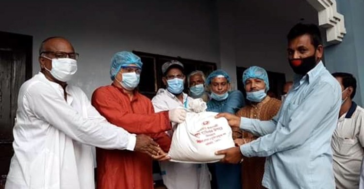 কালিহাতীতে ভ্যান-রিক্সা চালকদের মাঝে চাল