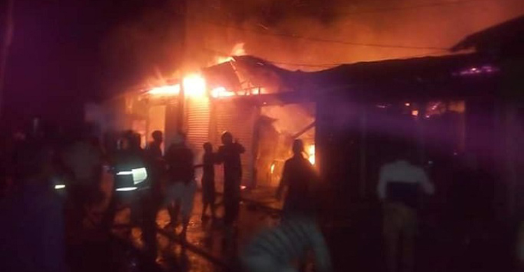 ভোলায় ভয়াবহ অগ্নিকান্ডে ১০ দোকান পুড়ে ছাই ভোলায় ভয়াবহ অগ্নিকান্ডে ১০ দোকান পুড়ে ছা