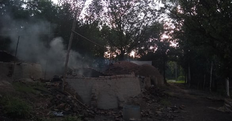 মির্জাপুরে অবৈধ ৩০টি কয়লা তৈরির চুল্লি ধ্বংস মির্জাপুরে অবৈধ ৩০টি কয়লা তৈরির চুল্লি ধ