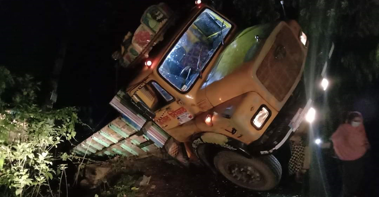 নাগরপুরে অবশেষে ঝুঁকিপূর্ণ সেতুটি ভেঙ্গে