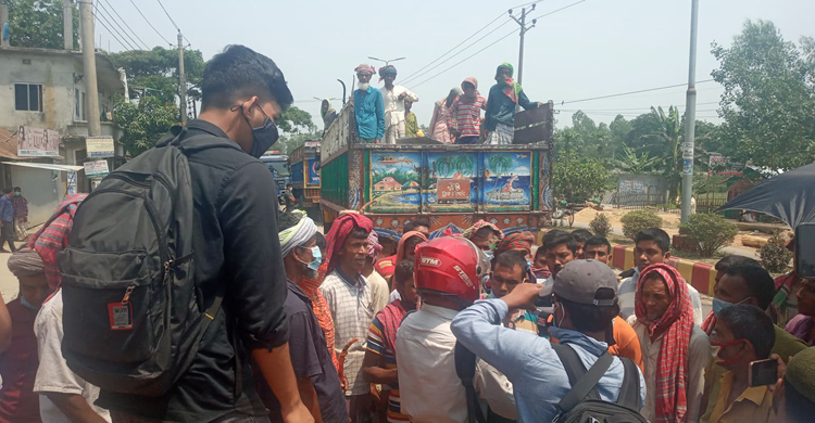 রাতভর আটক রেখে ‘মানবিক’ বিবেচনায় ধানকাটা শ্রমিকদের ছাড়লো পুলিশ রাতভর আটক রেখে ‘মানবিক’ বিবেচনায় ধানকাটা