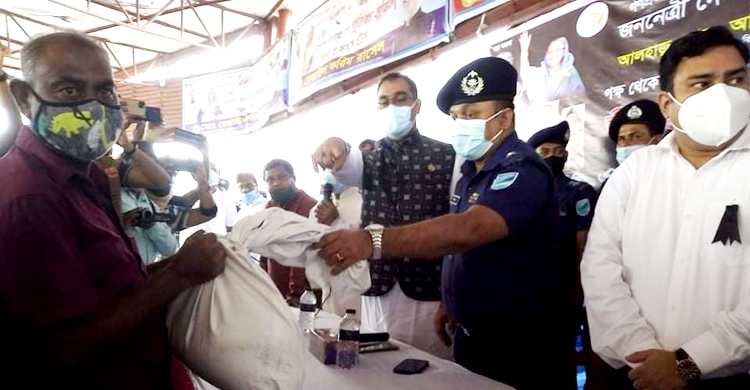প্রধানমন্ত্রীর উপহার সামগ্রী পুলিশের মাধ