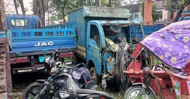 কালিয়াকৈর থানায় জব্দকৃত যানবাহন এখন ভা
