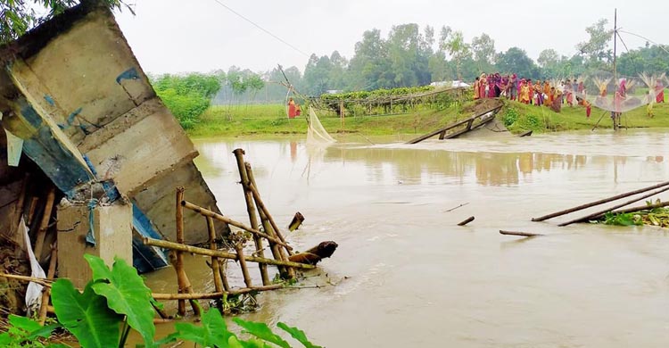 ভেঙে পড়লো বৈরান নদীর সেতু ভেঙে পড়লো বৈরান নদীর সেতু
