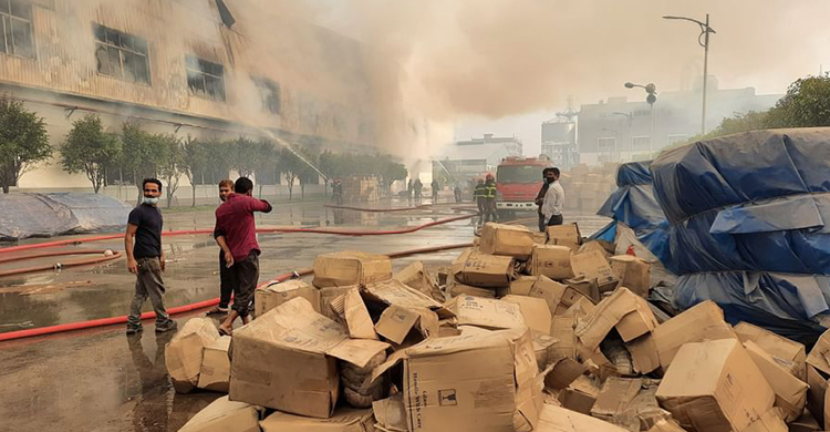 টাঙ্গাইলে নাসির গ্লাস কারখানার আগুন ১৫ ঘণ্টা পর নিয়ন্ত্রণে টাঙ্গাইলে নাসির গ্লাস কারখানার আগুন ১৫ ঘ