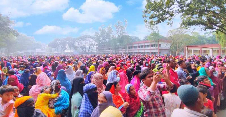 নৌকার মিছিলে হাজার হাজার নারী