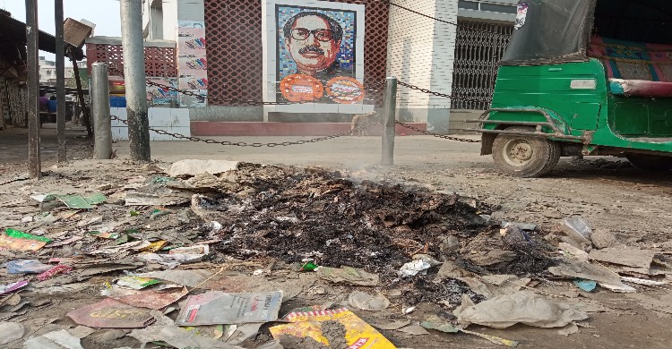 ভুঞাপু‌রে বঙ্গবন্ধুর প্রতিকৃতির সাম‌নে ম