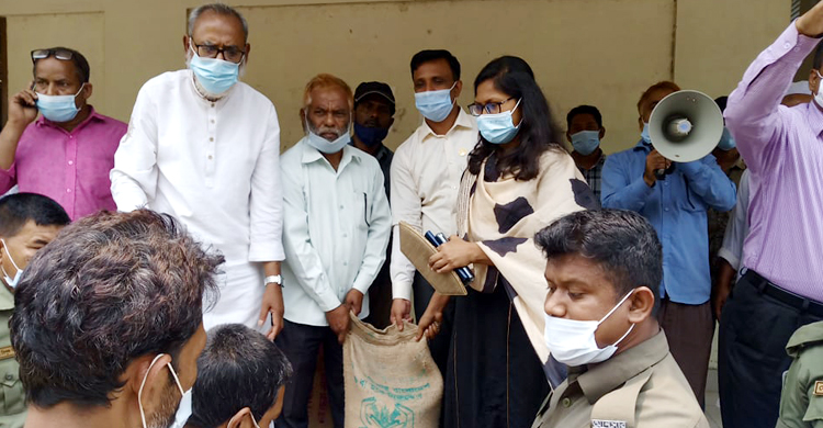টাঙ্গাইলে বাস-কোচ শ্রমিকদের মাঝে চাল বিতরণ টাঙ্গাইলে বাস-কোচ শ্রমিকদের মাঝে চাল বিত