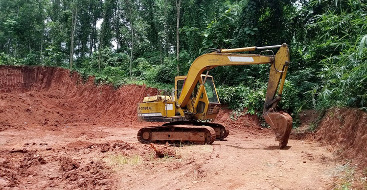 টাঙ্গাইলে হাসপাতালের নামে পাহাড় কেটে জলাশয় ভরাট, মাটি পাচার টাঙ্গাইলে হাসপাতালের নামে পাহাড় কেটে জলা
