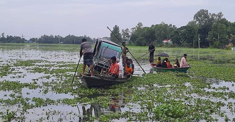 গ্রামের মানুষের ভরসা এখন একমাত্র নৌকা!