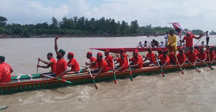 যমুনা নদীতে ঐতিহ্যবাহী নৌকা বাইচ