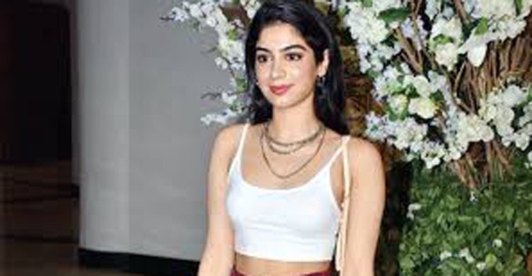 এবার বলিউড মাতাতে আসছেন শ্রীদেবীর ছোট মেয়ে এবার বলিউড মাতাতে আসছেন শ্রীদেবীর ছোট মে