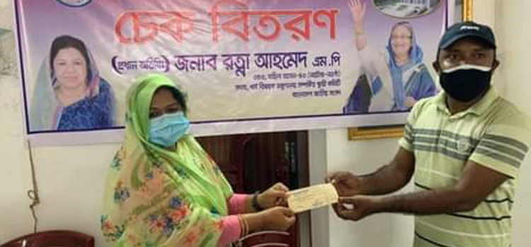 নাটোরে মহিলা এমপির মসজিদ ও মন্দিরে অনুদা
