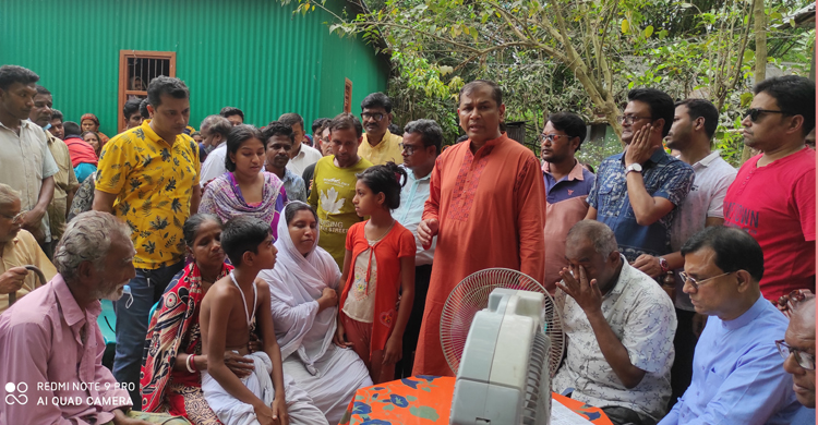 নিহত গোবিন্দের বাড়িতে কেন্দ্রীয় পূজা পরিষদ ও ঐক্য পরিষদের নেতারা নিহত গোবিন্দের বাড়িতে কেন্দ্রীয় পূজা পরি