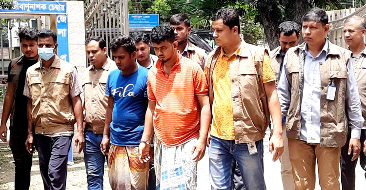 বাসে ডাকাতি ও ধর্ষণের ঘটনায় আরও দুই আসাম