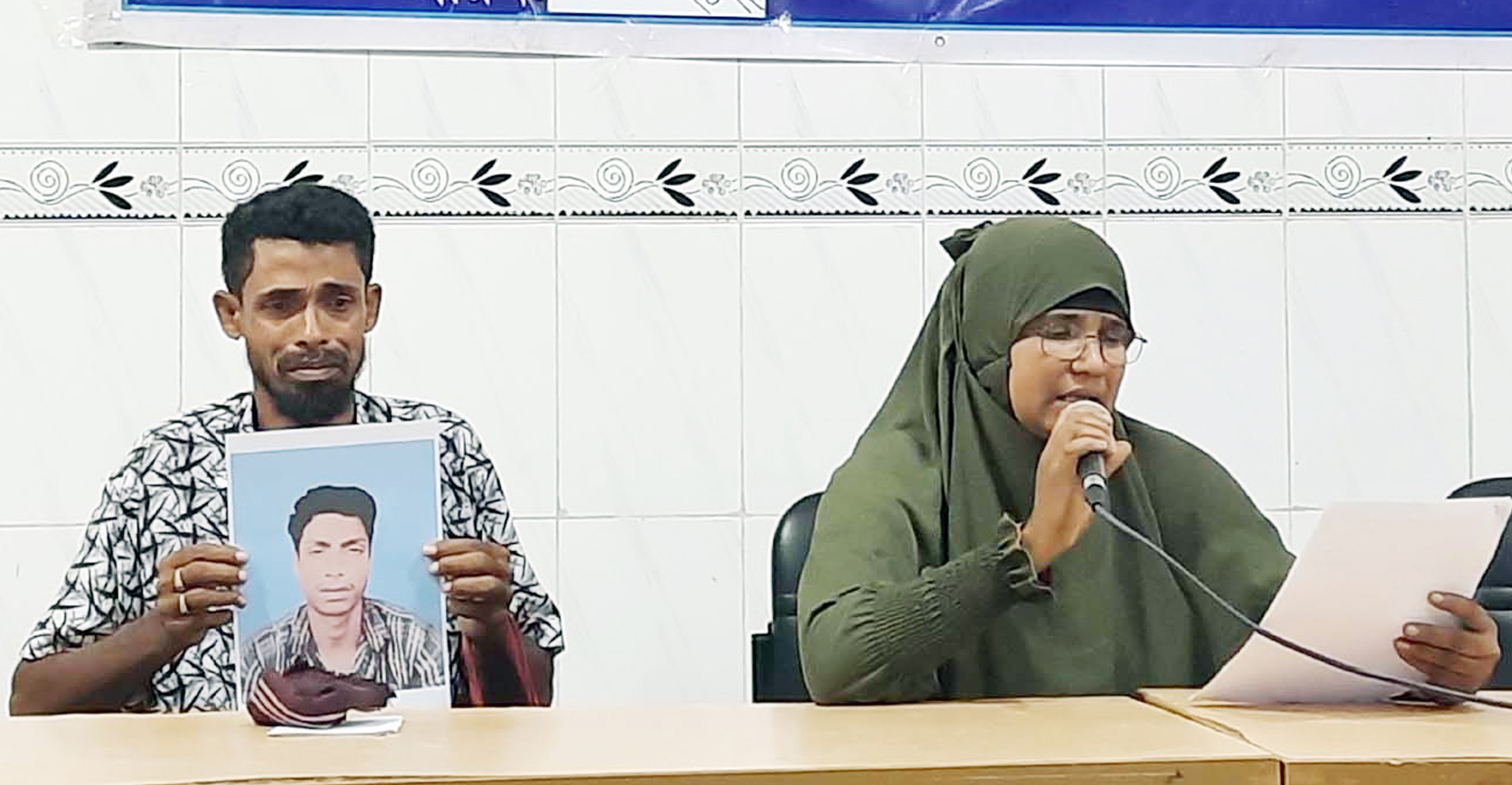 ছেলে হত্যার বিচার চেয়ে মা-বাবার সংবাদ সম