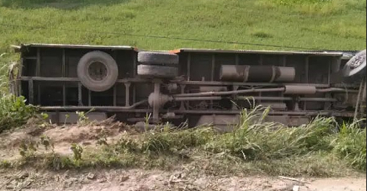 টাঙ্গাইলে যাত্রীবাহী বাস খাদে পড়ে ১৭ জন
