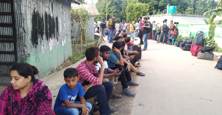 বৈধ পথে ভারতে যেতে প্রতিনিয়ত হয়রানি শিকা