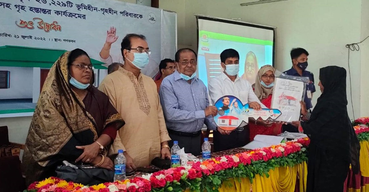 শার্শায় প্রধানমন্ত্রীর উপহারের ঘর পেল আর