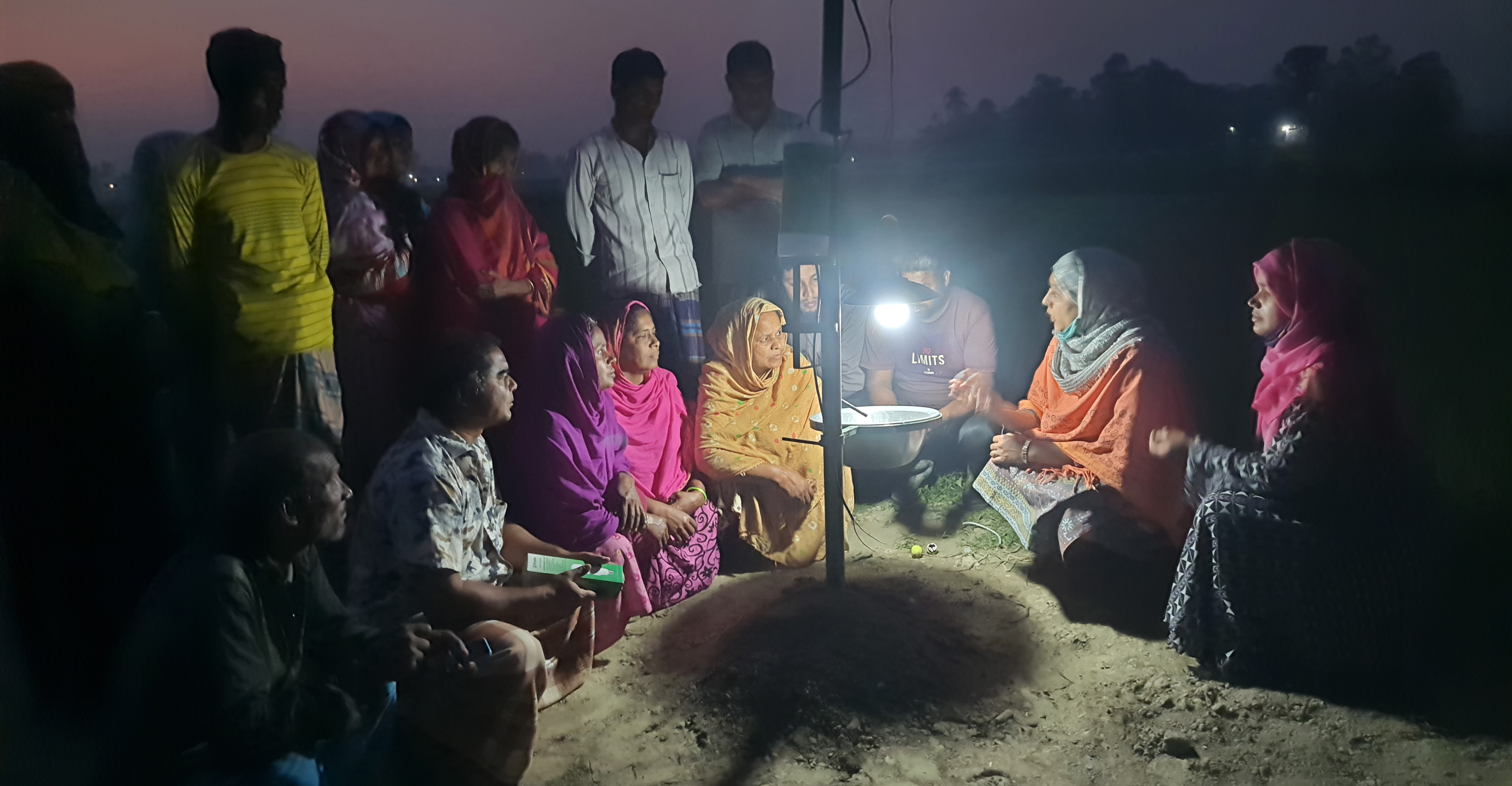 বাসাইলে পোকা দমনে ‘আলোক ফাঁদ’