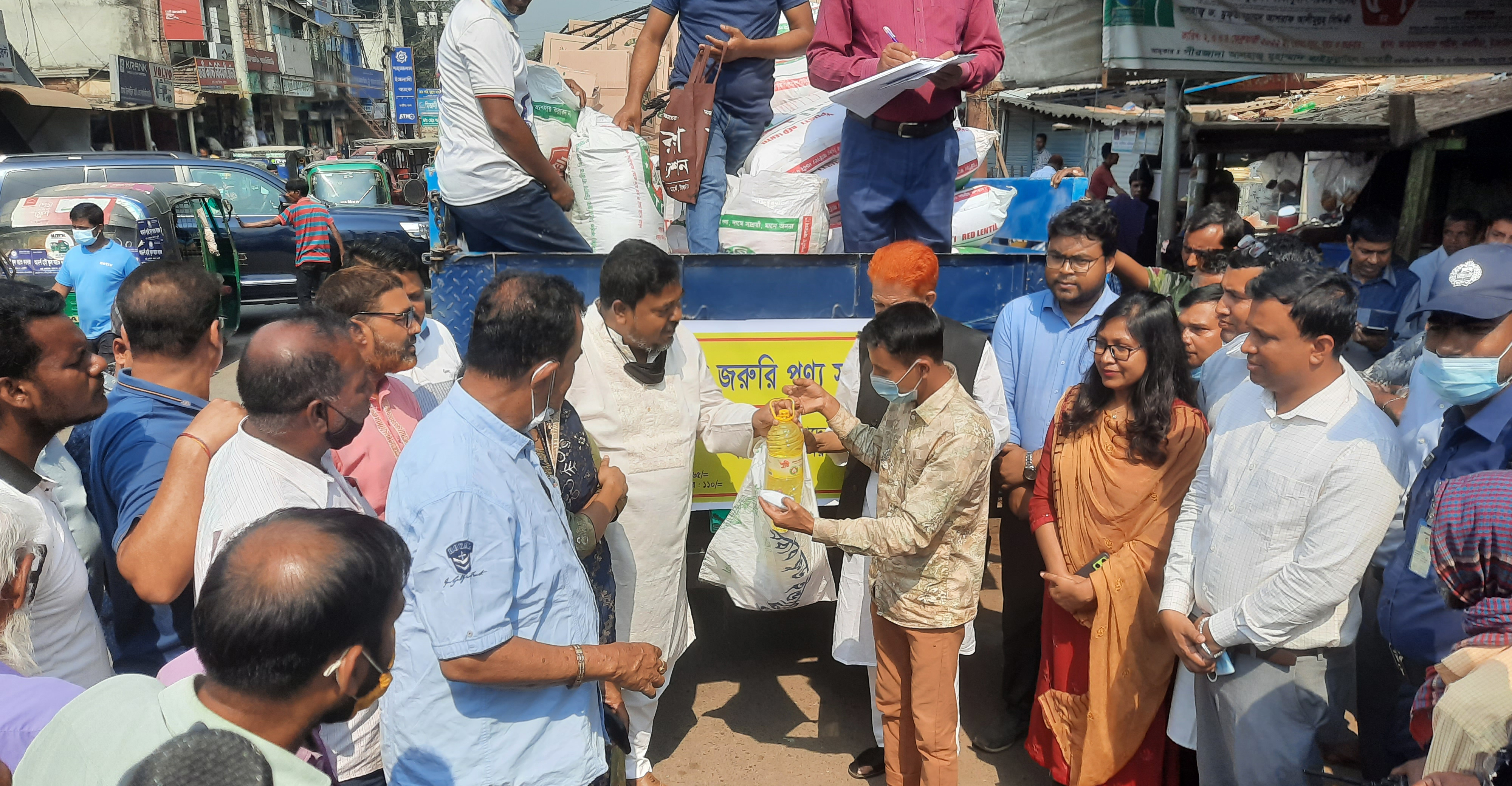 টাঙ্গাইলে কার্ডধারীদের মাঝে টিসিবি'র পণ্