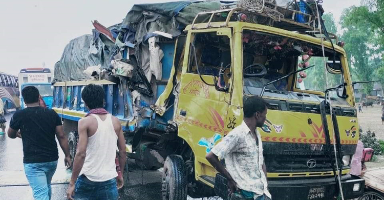 টাঙ্গাইলে বাস-ট্রাক মুখোমুখি সংঘর্ষে বাসের সুপারভাইজার নিহত টাঙ্গাইলে বাস-ট্রাক মুখোমুখি সংঘর্ষে বাস