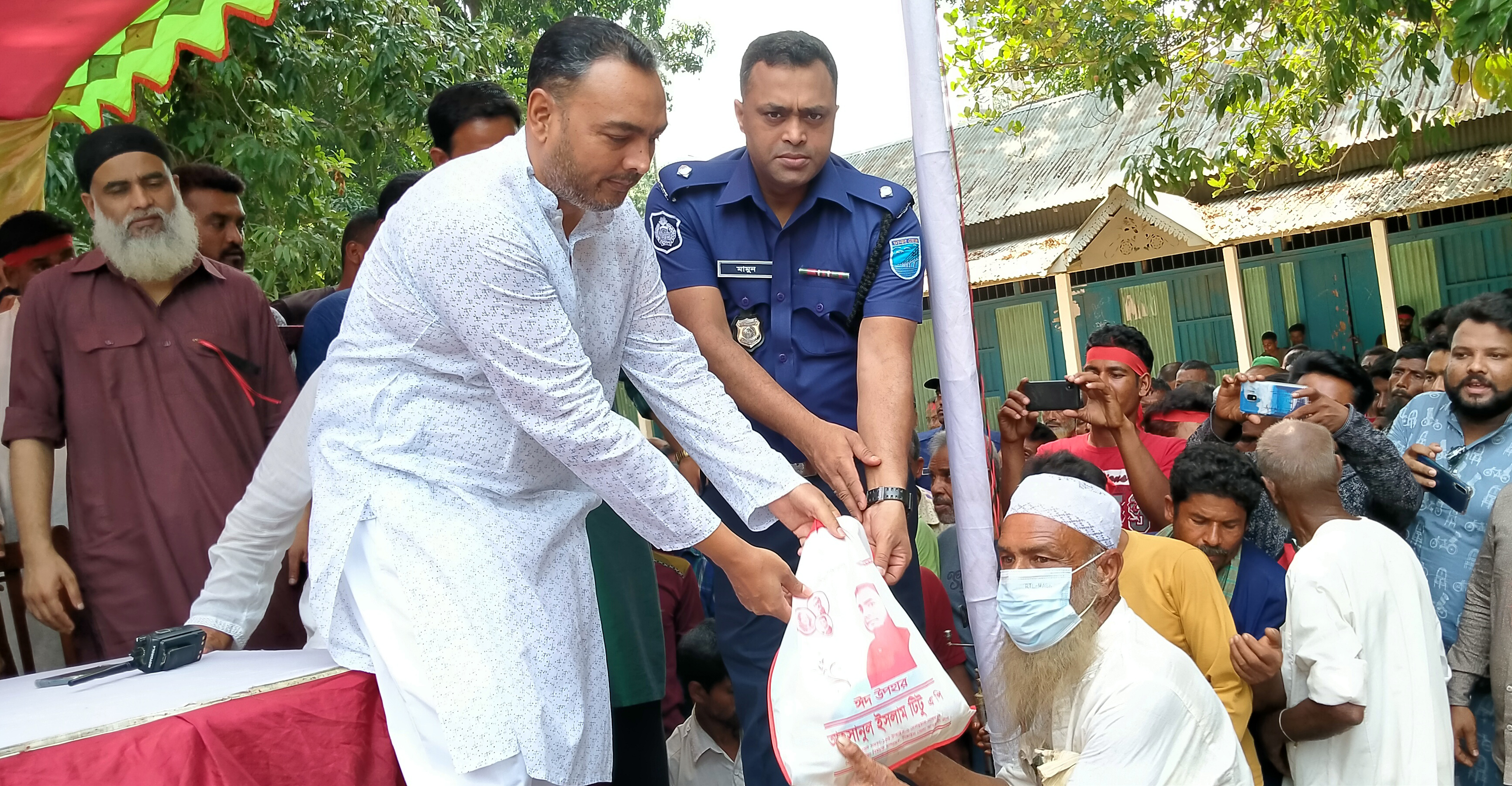 নাগরপুরে মে দিবস উপলক্ষে শ্রমিকদের মাঝে