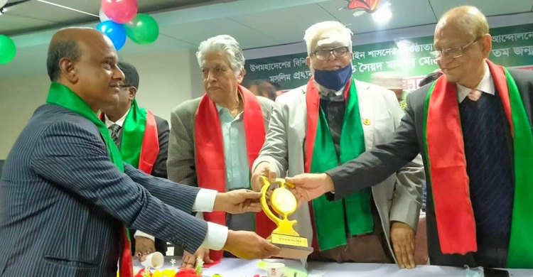 বিচারপতি মাহবুব মোর্শেদ স্মৃতি পদক পেলেন