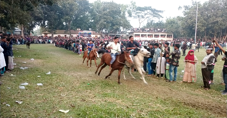 ঘোড়দৌড় প্রতিযোগিতা হাজারও মানুষের ঢল