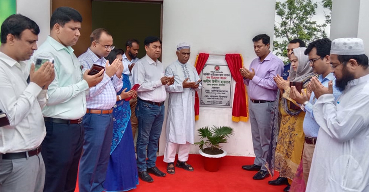 টাঙ্গাইলে সার্কিট হাউজে ফুল ও ফলের ছাদ ব