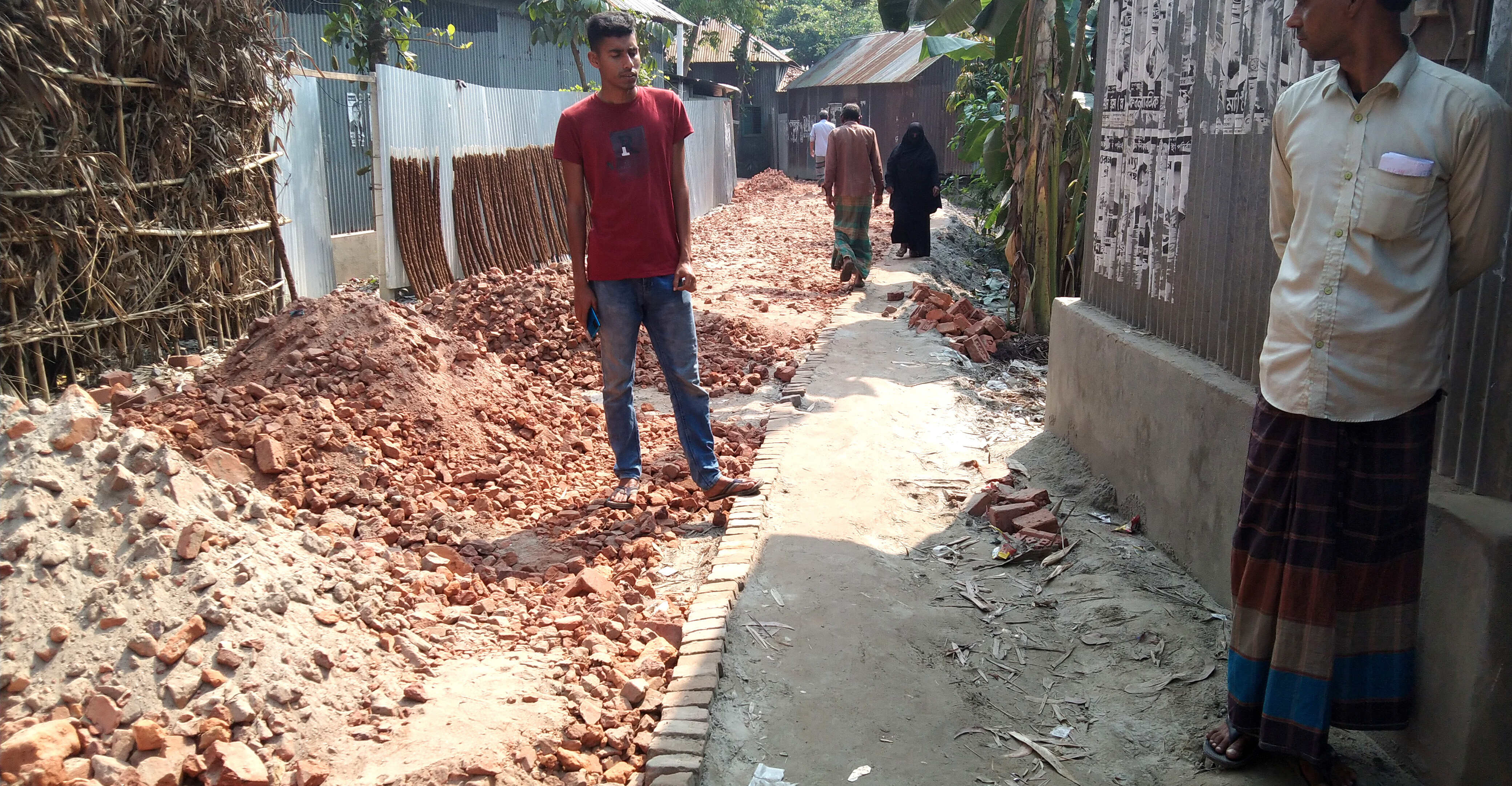 নিম্নমানের খোয়ায় হচ্ছে ৬৪ লাখ টাকার সড়ক