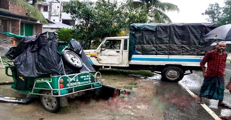 ধনবাড়ীতে অটোরিক্সার উপর পিকআপ উল্টে পড়ে