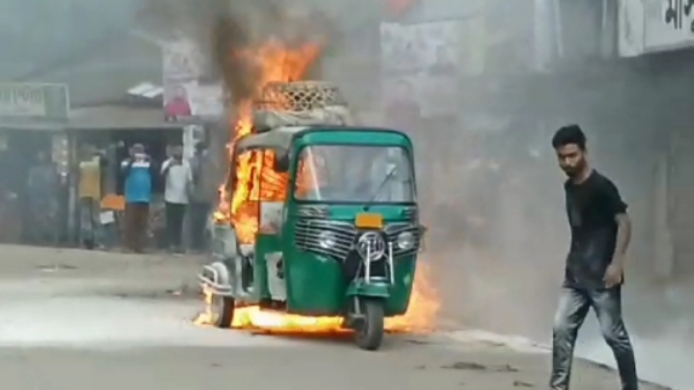 ভূঞাপুরে হঠাৎ করেই সিএনজিতে আগুন