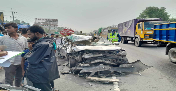 টাঙ্গাইলে কার্ভাড ভ্যানের পিছনে প্রাইভেটকারের ধাক্কা, নিহত ২ 