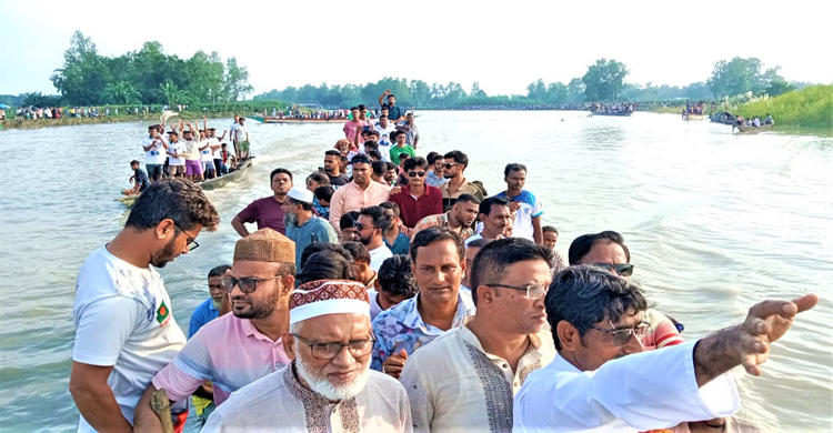 টাঙ্গাইলের শ্যামার ঘাটে ঐতিহ্যবাহী নৌকাব