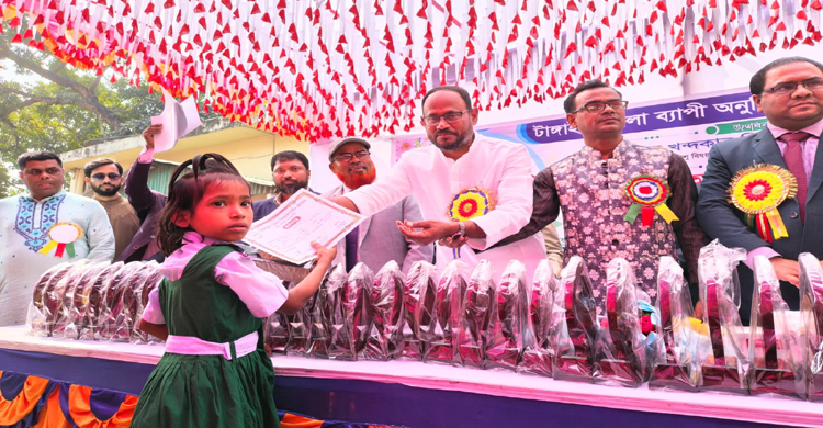 বৃত্তিপ্রাপ্ত কৃতি শিক্ষার্থীদের টাঙ্গাইলে সংবর্ধন